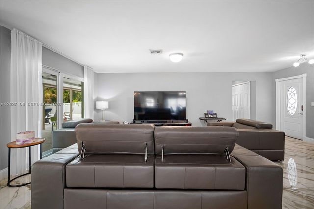 4180 NW 103rd Dr, Coral Springs, FL 33065