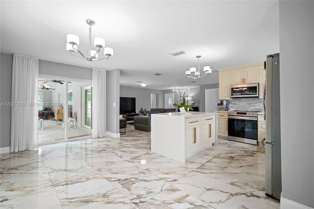4180 NW 103rd Dr, Coral Springs, FL 33065