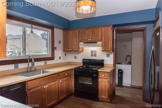 40438 Page Drive, Sterling Heights, MI 48313