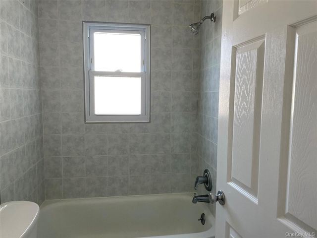 10 Mckinley B, Lindenhurst, NY 11757