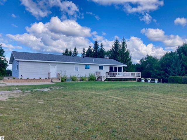 3800 N 13 Road, Mesick, MI 49668