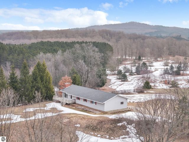 3800 N 13 Road, Mesick, MI 49668