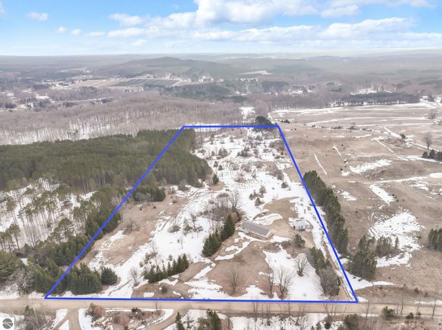 3800 N 13 Road, Mesick, MI 49668