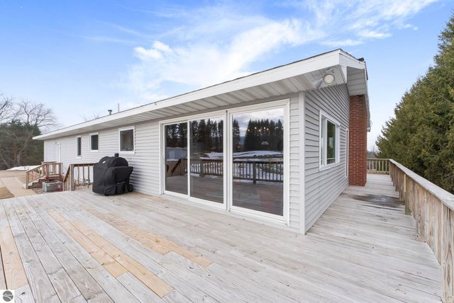 3800 N 13 Road, Mesick, MI 49668