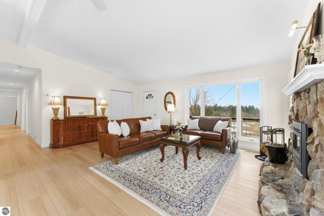 3800 N 13 Road, Mesick, MI 49668