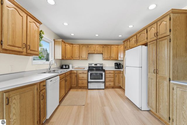 3800 N 13 Road, Mesick, MI 49668