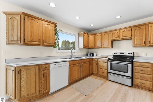 3800 N 13 Road, Mesick, MI 49668