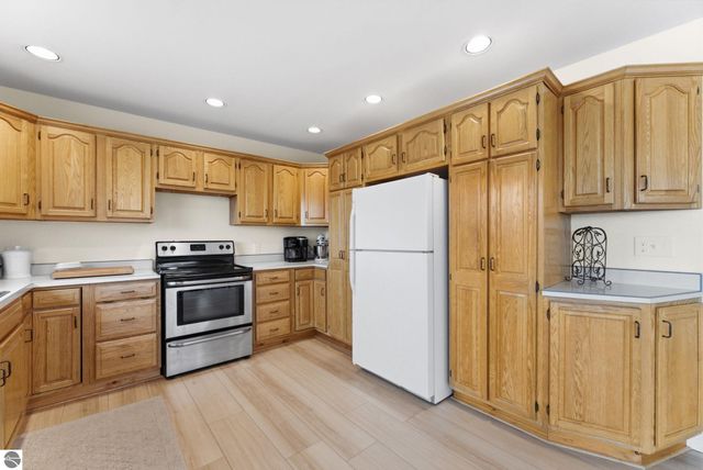 3800 N 13 Road, Mesick, MI 49668