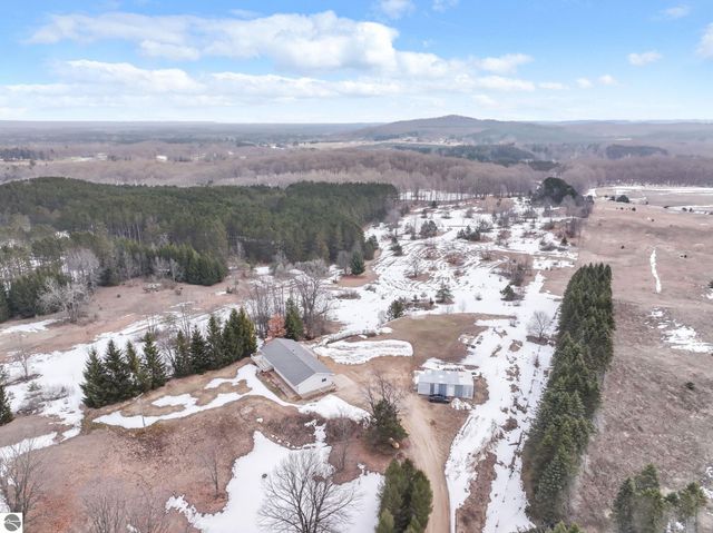 3800 N 13 Road, Mesick, MI 49668