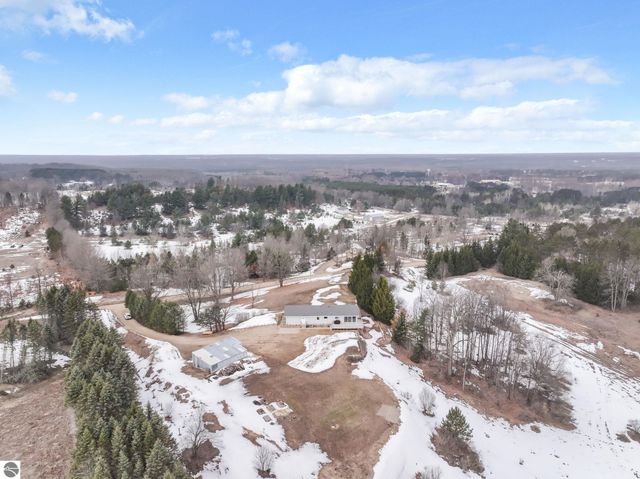 3800 N 13 Road, Mesick, MI 49668