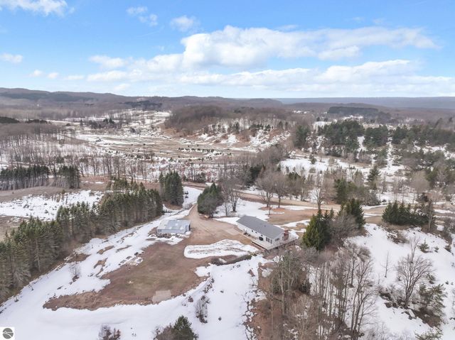 3800 N 13 Road, Mesick, MI 49668