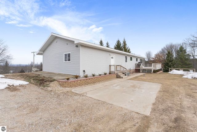 3800 N 13 Road, Mesick, MI 49668