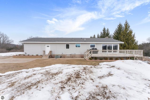 3800 N 13 Road, Mesick, MI 49668