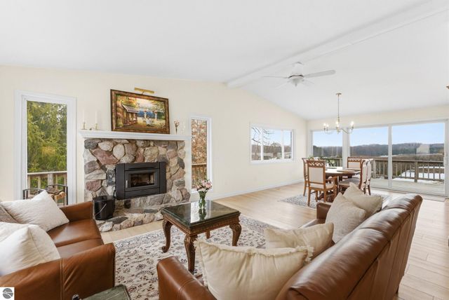 3800 N 13 Road, Mesick, MI 49668