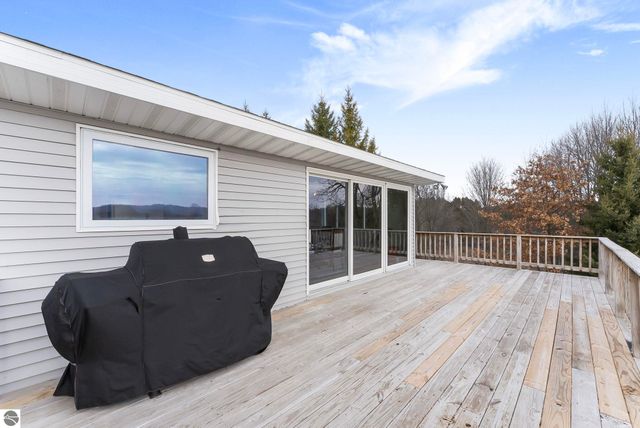 3800 N 13 Road, Mesick, MI 49668