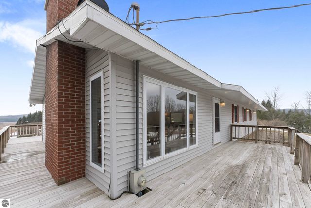 3800 N 13 Road, Mesick, MI 49668