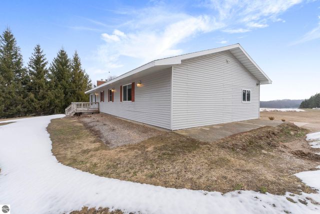 3800 N 13 Road, Mesick, MI 49668