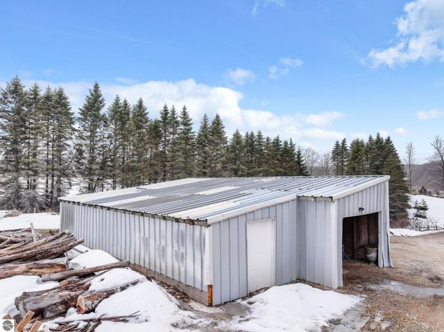 3800 N 13 Road, Mesick, MI 49668