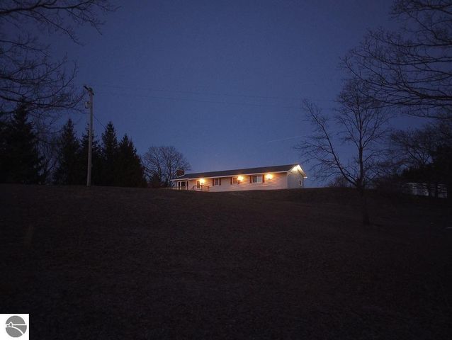 3800 N 13 Road, Mesick, MI 49668