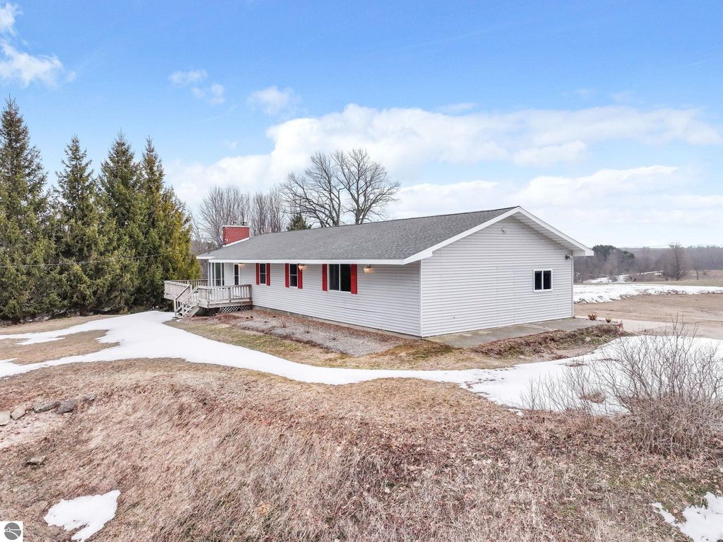 3800 N 13 Road, Mesick, MI 49668