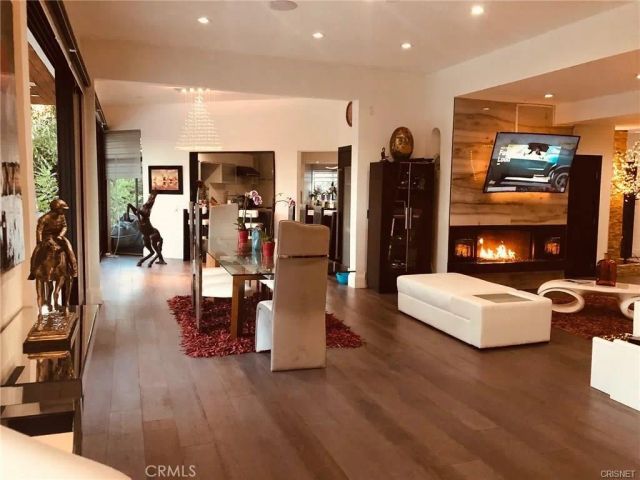 9987 Reevesbury, Los Angeles, CA 90210