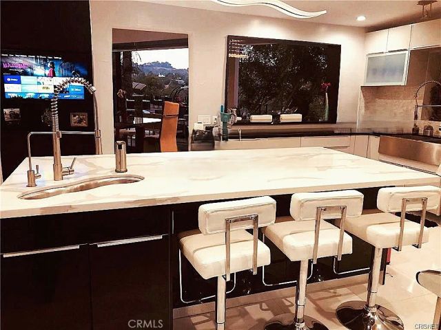 9987 Reevesbury, Los Angeles, CA 90210