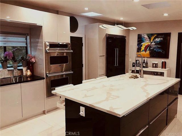 9987 Reevesbury, Los Angeles, CA 90210