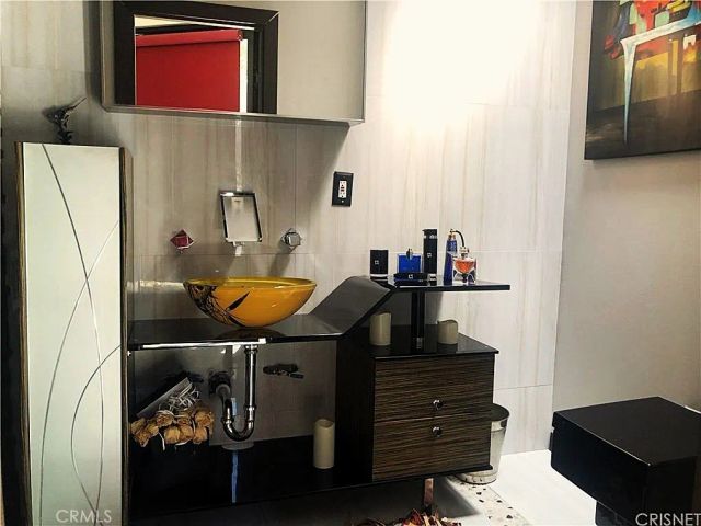 9987 Reevesbury, Los Angeles, CA 90210