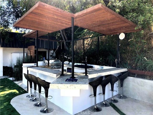 9987 Reevesbury, Los Angeles, CA 90210