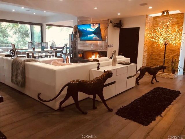 9987 Reevesbury, Los Angeles, CA 90210