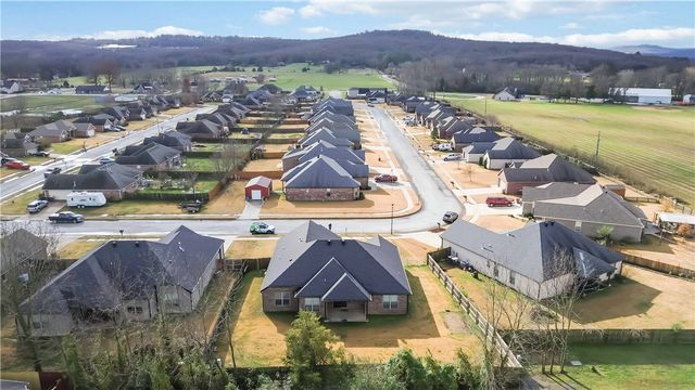 2002 Riverstone Drive, Fayetteville, AR 72701