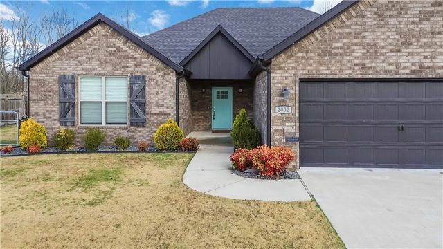 2002 Riverstone Drive, Fayetteville, AR 72701