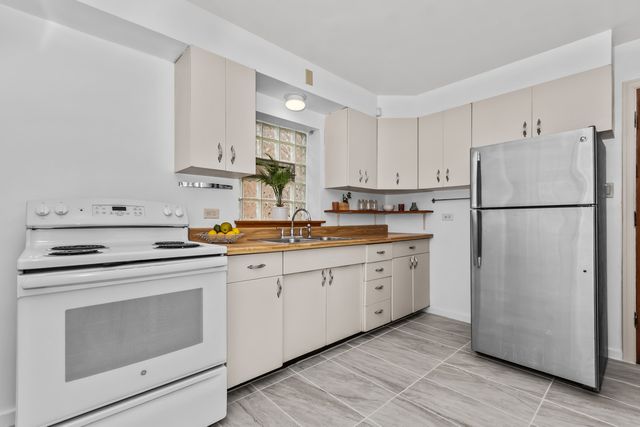 327 E 82nd Street, Chicago, IL 60619