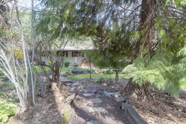 5600 Demaray Drive, Grants Pass, OR 97527