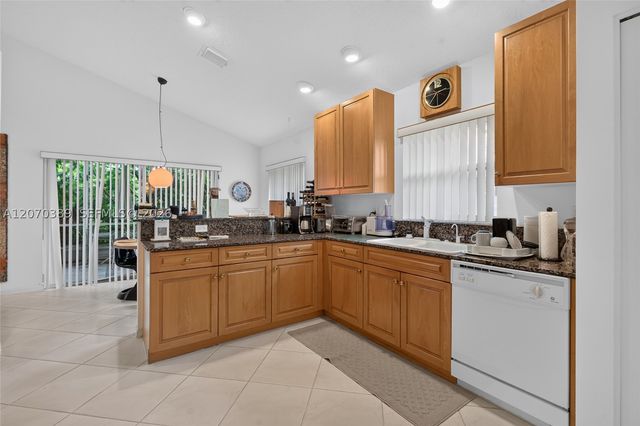 7318 Amber Falls Ln, Boynton Beach, FL 33437