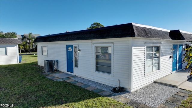 44 Tangelo CT, Lehigh Acres, FL 33936