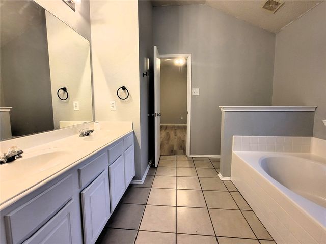 829 Beaver Creek Drive, Burleson, TX 76028