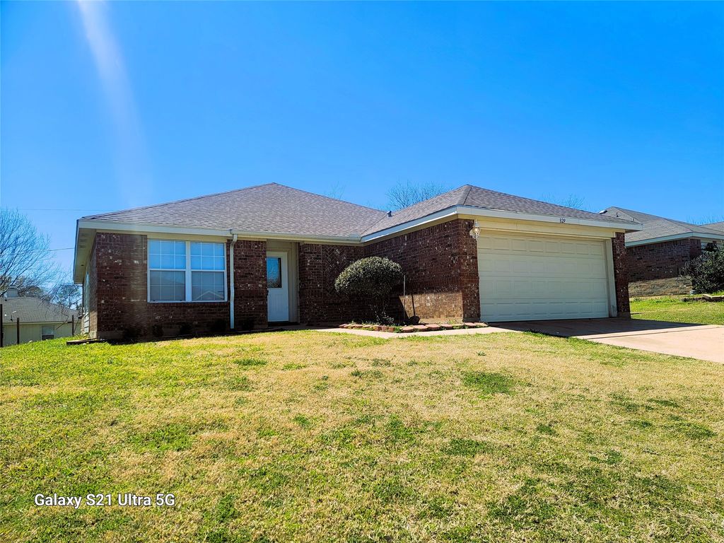 829 Beaver Creek Drive, Burleson, TX 76028