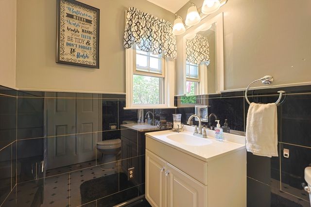 24 Waldo St, Dracut, MA 01826