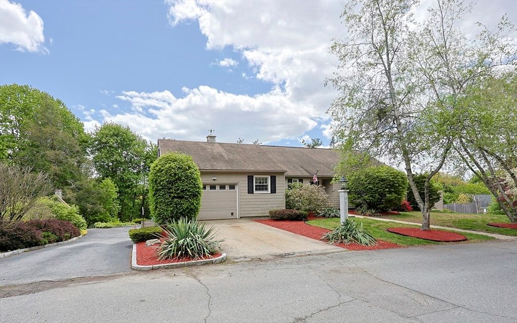 24 Waldo St, Dracut, MA 01826
