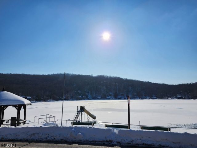 18 Mountainside Dr, Vernon Twp., NJ 07461