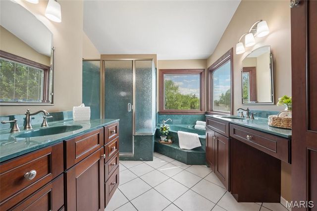 5725 Biddeford Drive, St Louis, MO 63128