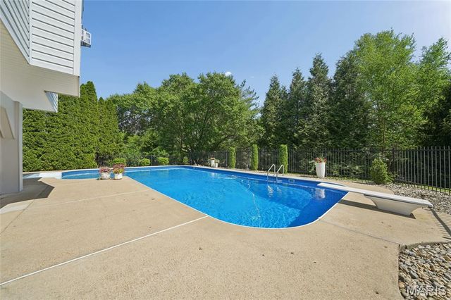 5725 Biddeford Drive, St Louis, MO 63128