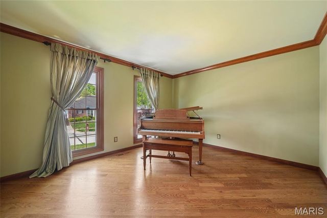 5725 Biddeford Drive, St Louis, MO 63128