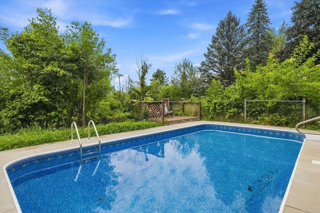 7475 Brookhaven DRIVE, West Bend, WI 53090