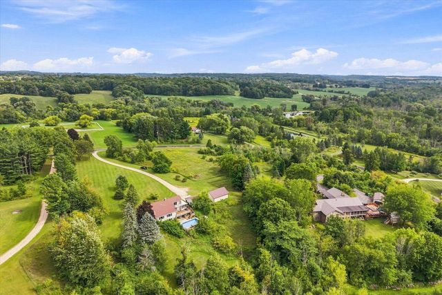 7475 Brookhaven DRIVE, West Bend, WI 53090
