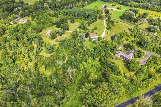 7475 Brookhaven DRIVE, West Bend, WI 53090