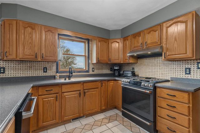 W8078 HILLCREST COURT, Hortonville, WI 54944