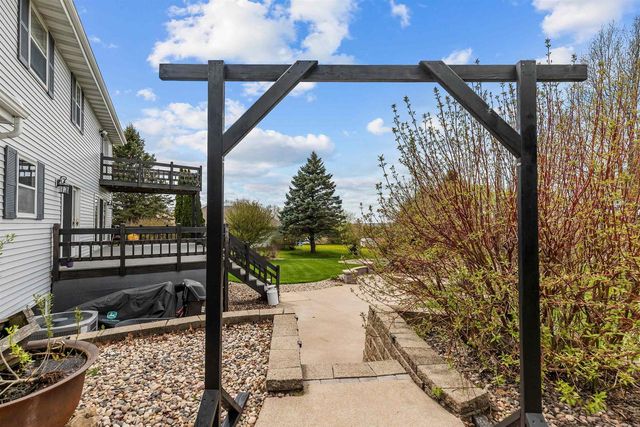 W8078 HILLCREST COURT, Hortonville, WI 54944