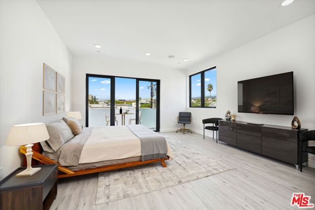 137 N Doheny Drive, West Hollywood, CA 90048